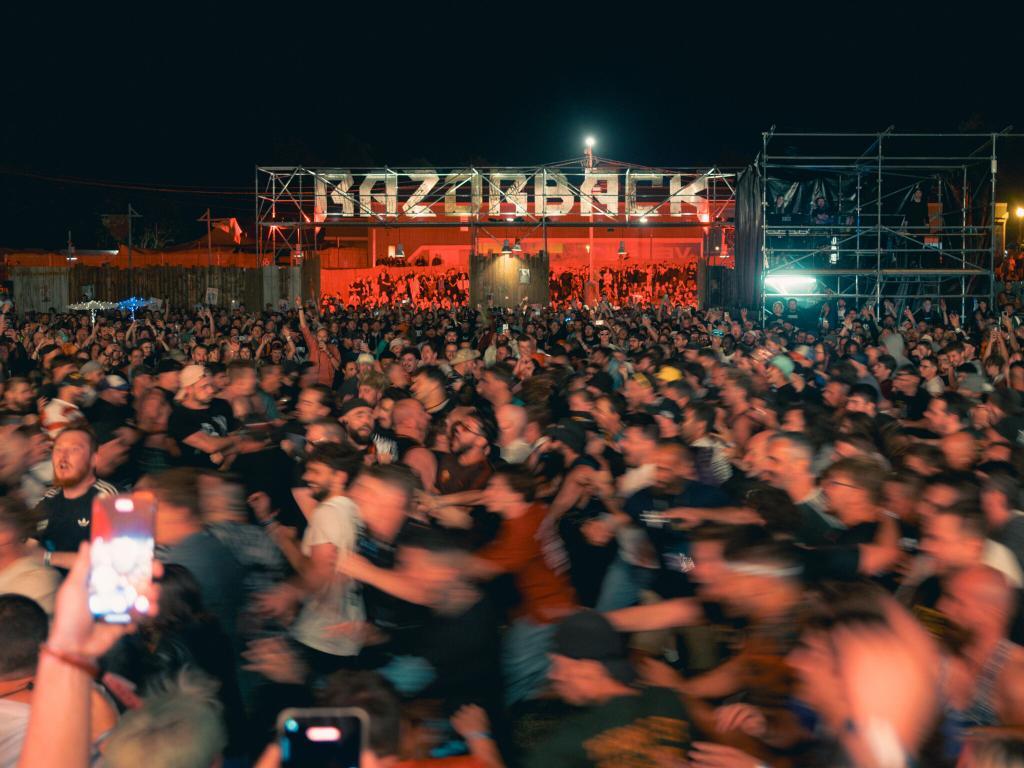 Ambiance au Cabaret Vert à la scène Razorback